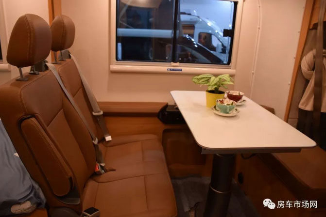 全新升級(jí)大通原廠2018款C型房車
