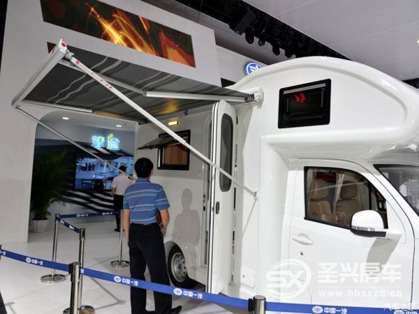 房車(chē)夢(mèng)不再遙遠(yuǎn) 實(shí)拍解放T80旅居車(chē)